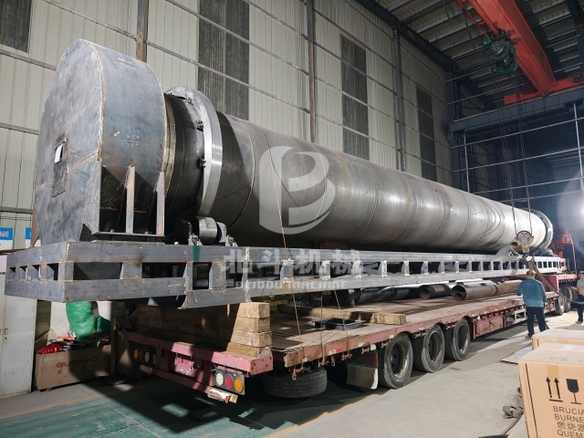 連夜奮戰(zhàn)!大型烘干炭化設(shè)備連裝4車發(fā)貨